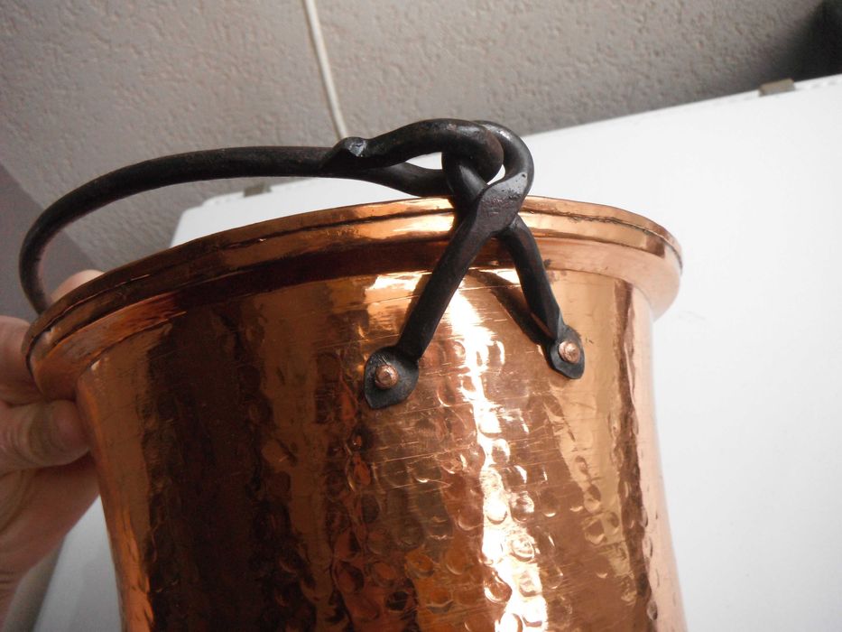 Голямо медно котле и чайник от мед с дървена дръжка