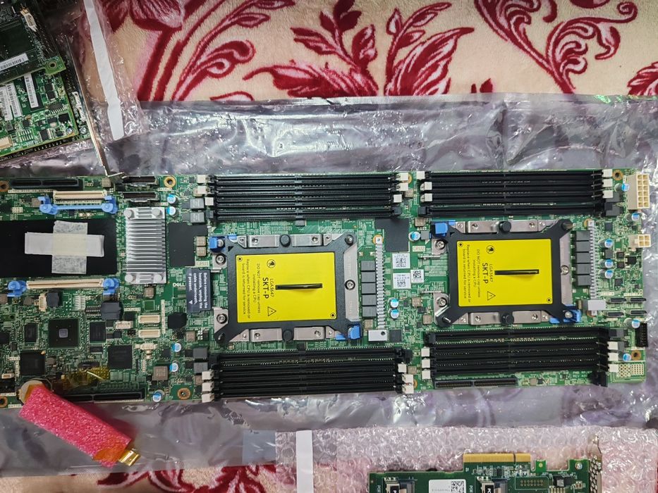 Vând placa de baza pentru servere