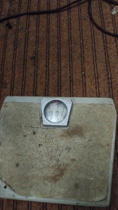 Продавам стар кантар за телесно тегло.