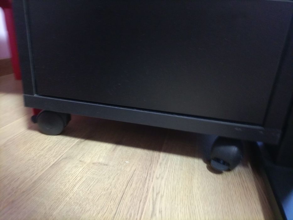 Шкаф,чисто нов,закупен преди месец