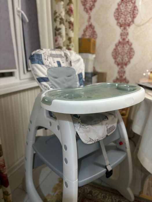 Десткий стол для кармление ребенка.