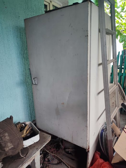 Холодильник большой
