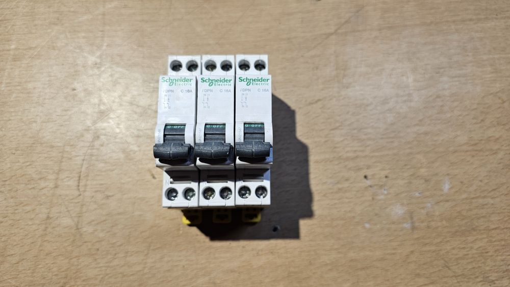 3 Sigurante Schneider C16 si C10