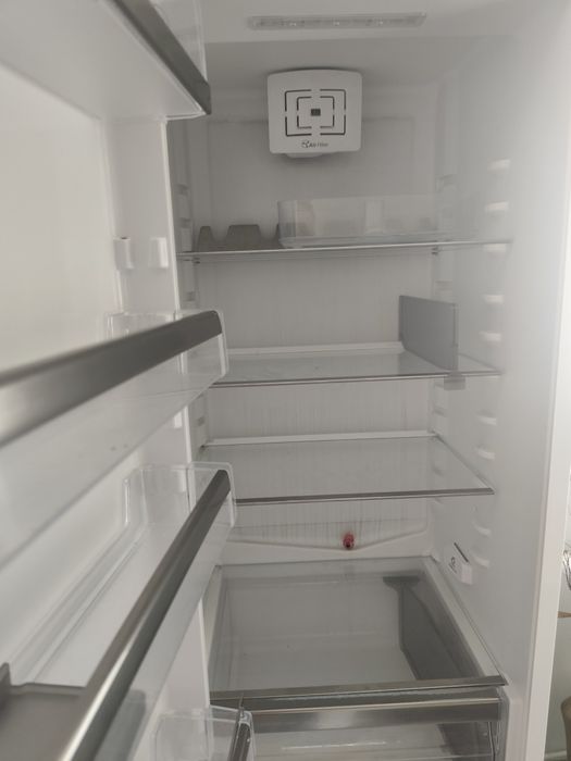 Хладилник за вграждане Whirlpool 6 Sense