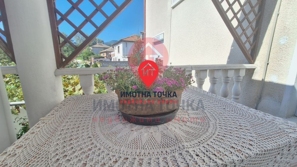 Масивна къща в Долнослав