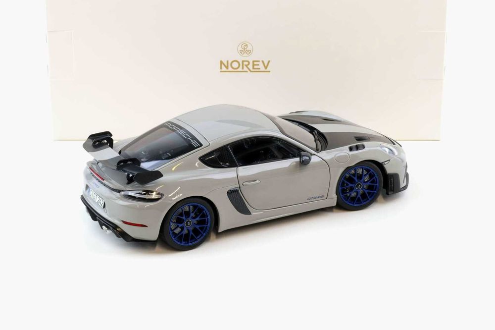 Macheta Porsche Cayman GT4 RS cu Weissach Pack 1:18 Norev