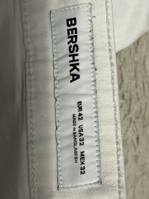 Blugi rupti albi Bershka