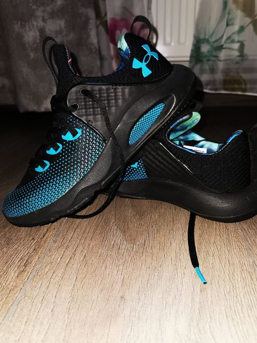 Adidasi stare impecabila Under Armour