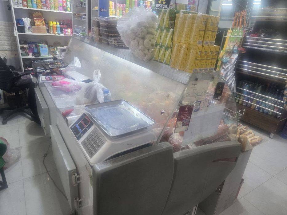 Халаделник витрина