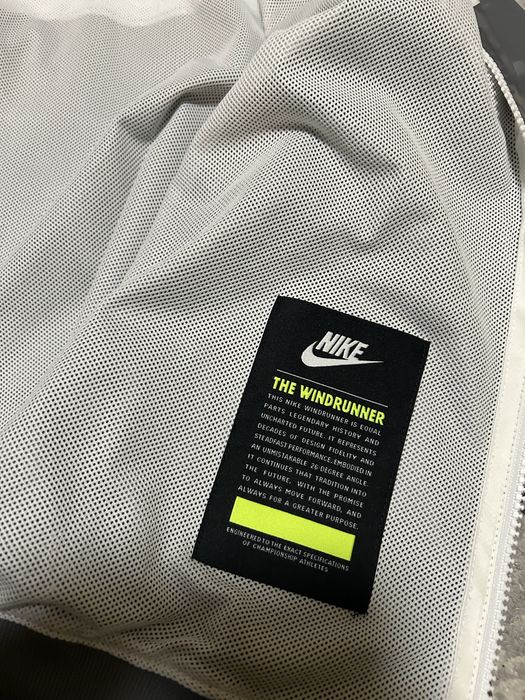 Ветровка Nike.