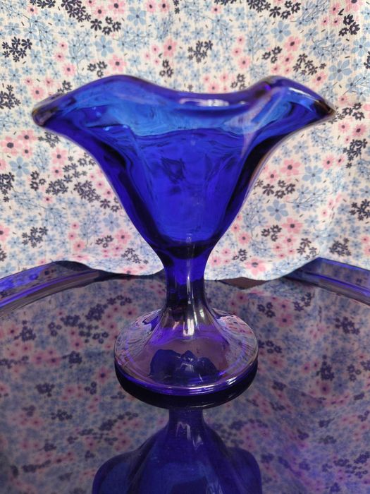 Чаши от кобалт синьо стъкло