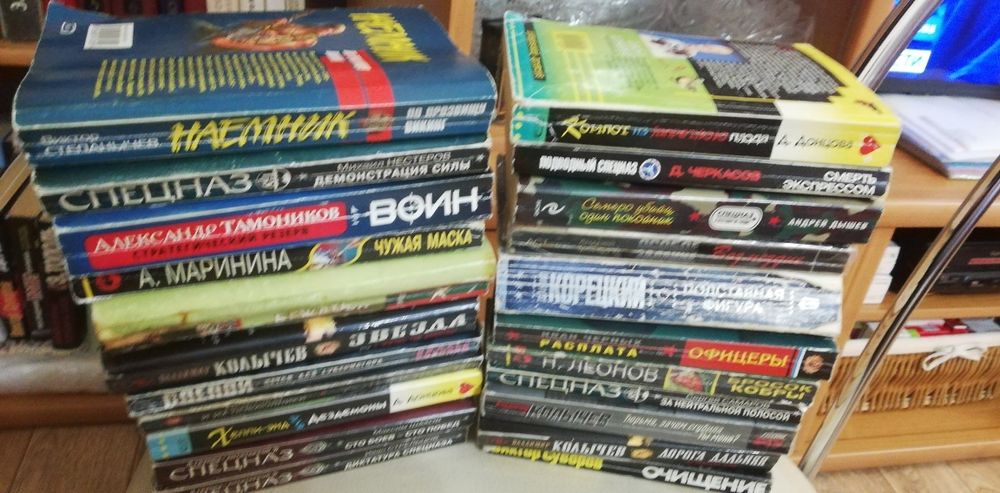 Продам книги, детективы современные.