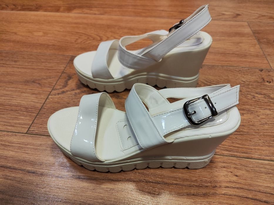 Чисто нови бели сандали и гуменки N36 - 30 лева