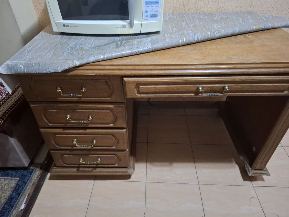 Стол  письменный из натурального дерева