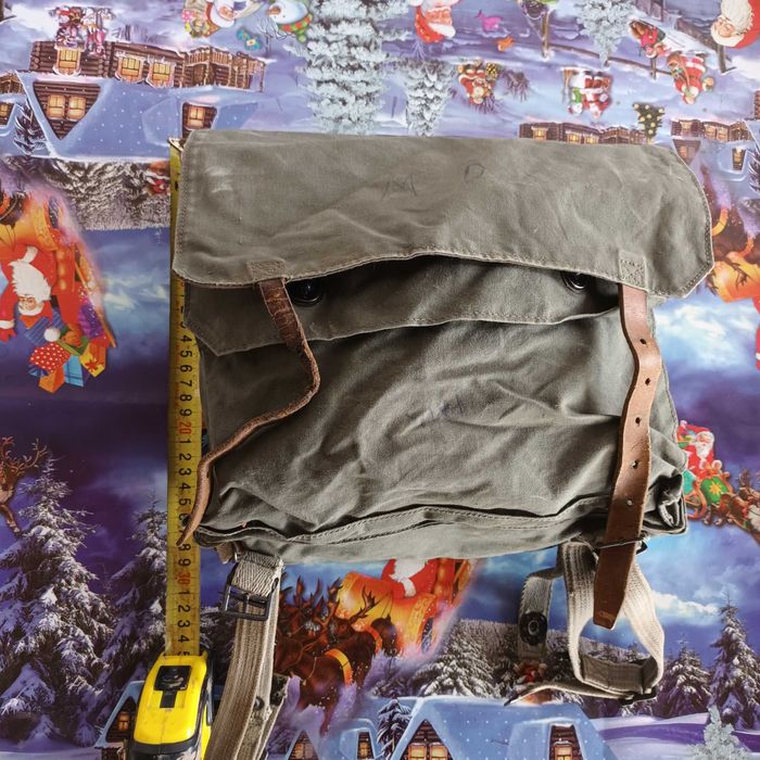 Genti militare pentru masti de gaze, mai multe modele diferite.