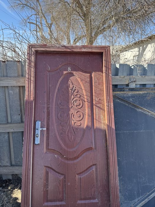 продается дверь.