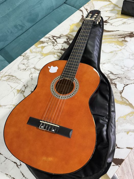 Classic Klassik Gitara sotiladi GOLDEN chexol bilan