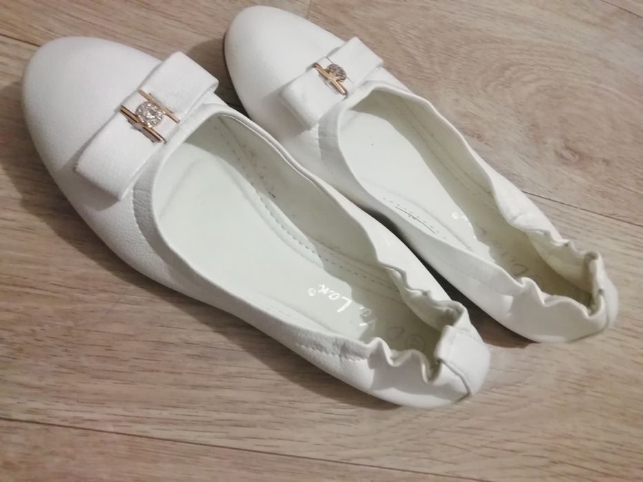 Продам белые балетки
