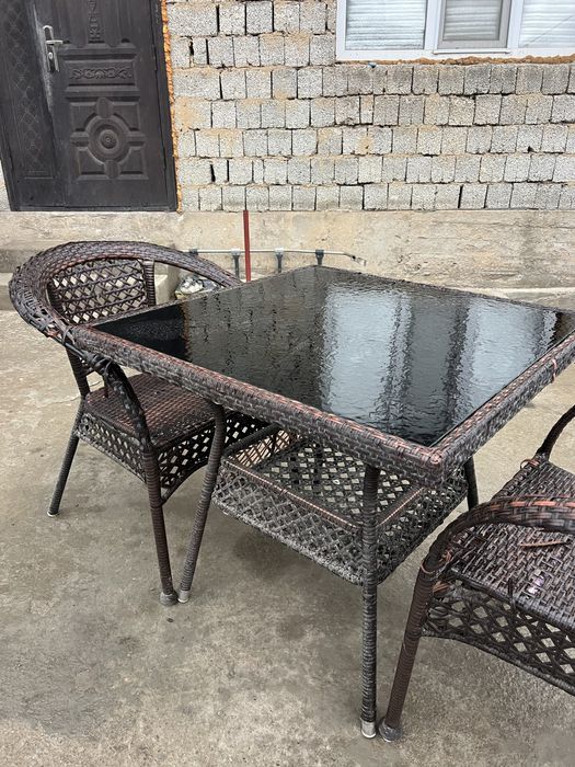 Стол ротанговой в хорошем состоянии