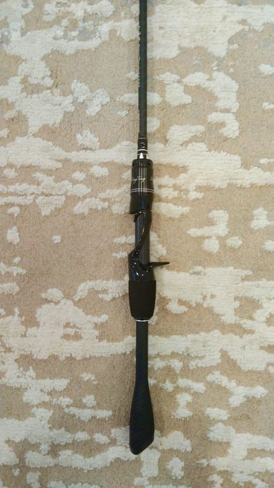 Продам кастинговый спининг для рыбалки