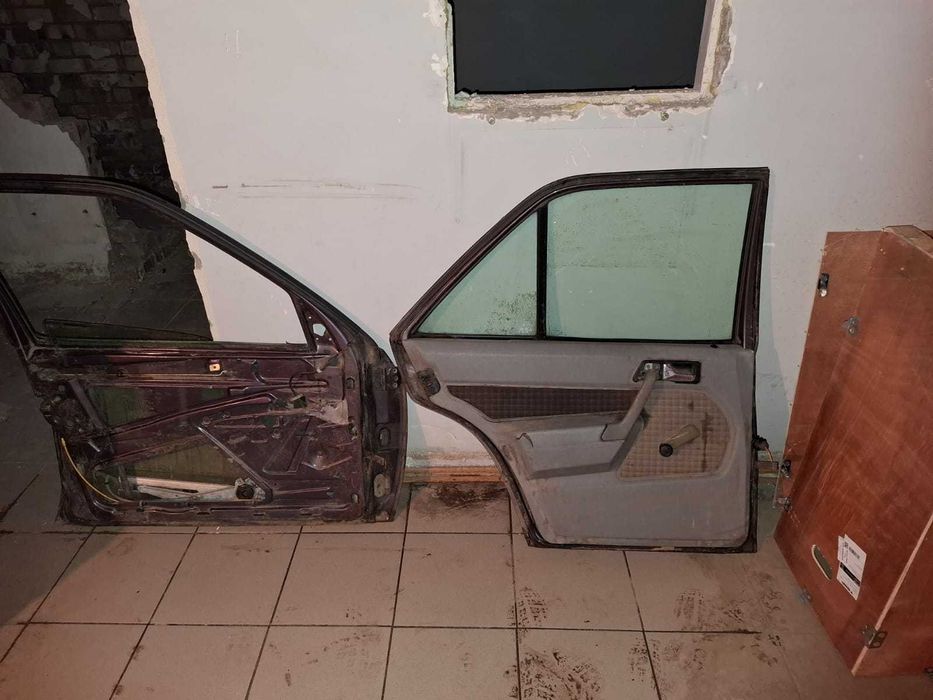 Продам двери от мерседеса 190