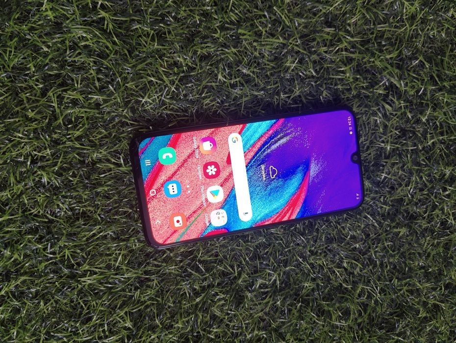 Продам Samsung А40 все  работает