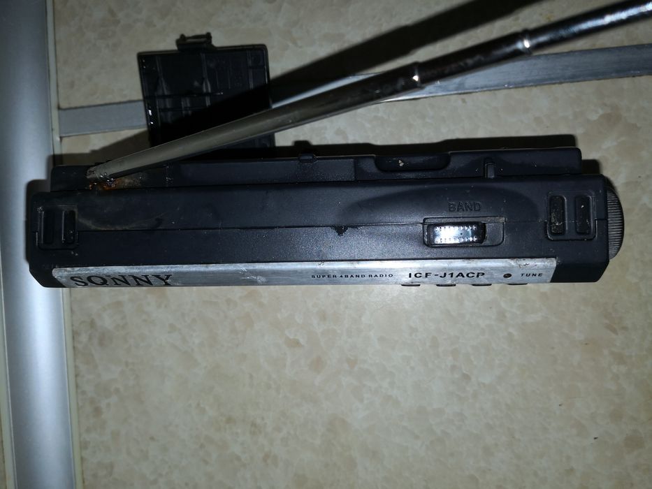 Продавам,,Sony ICF-J1 3-БАНТОВО FM/AM/SW РАДИО ,,