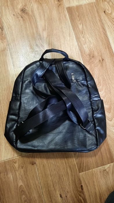 Продам рюкзак из кожзаменителя
