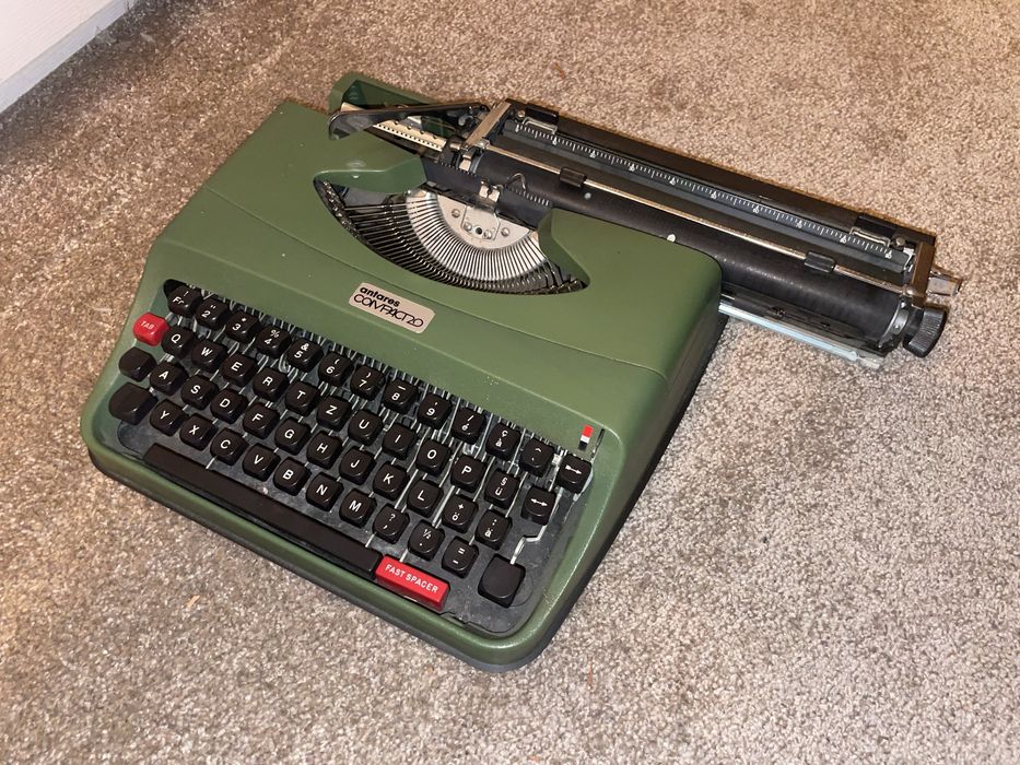 Masina de scris Antares Compact20, cu litere cursive (model rar)