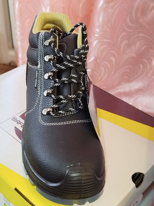 Продам рабочую обувь.