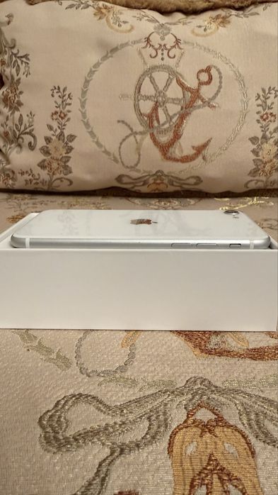 Iphone se 2020 продам айфон