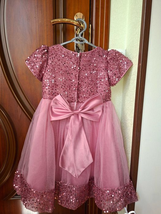 Платье нарядное на 6-8 лет