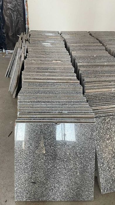 Гранитные плитки 60*60*2 в хорошем состоянии