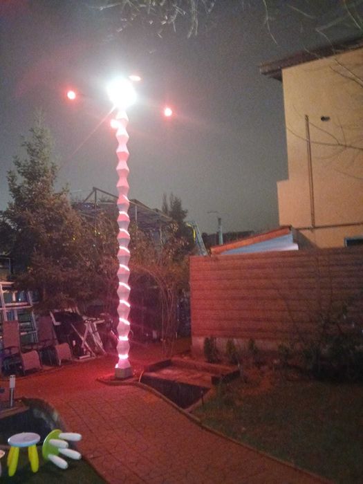 Coloana Infinitului – Stâlp de lumină sculptural, inspirație Brâncuși