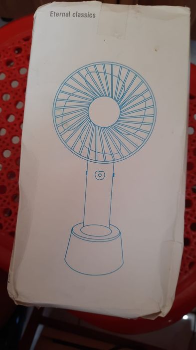 Mini- ventilator portabil cu  acumulator  si 3 trepte de viteză.