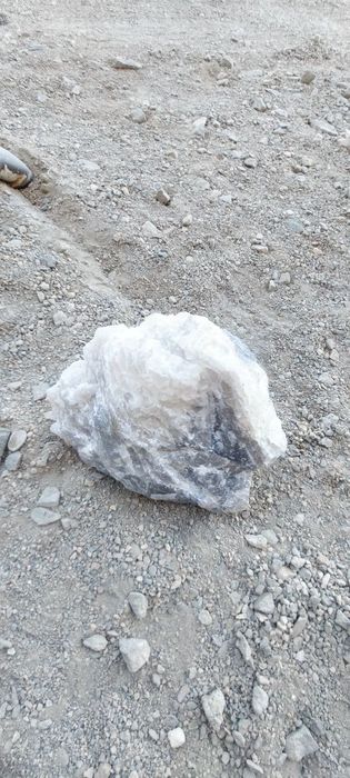 Кварс тоши сотилади