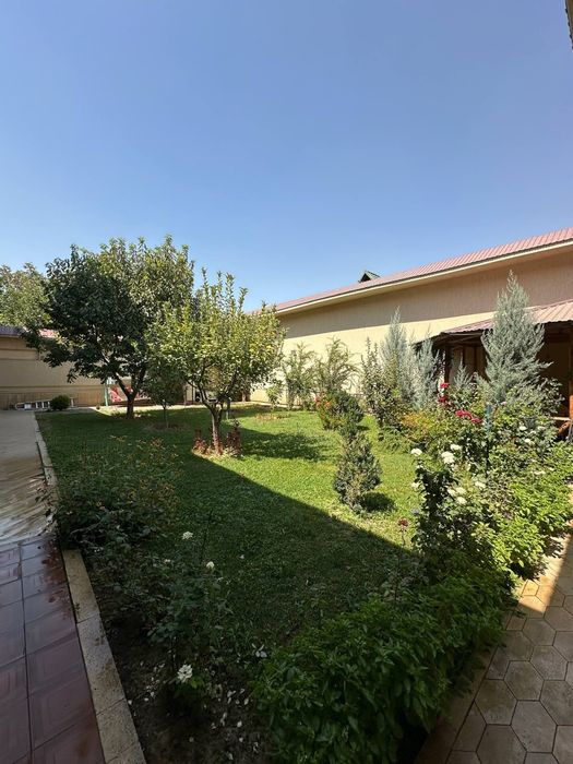 Registon Mahallasida 6 sotokli hovli uy sotiladi