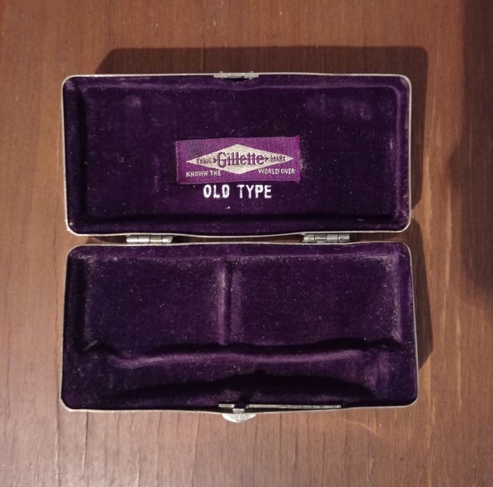 Vând sau schimb două cutii Gillette vechi pentru aparate de ras.