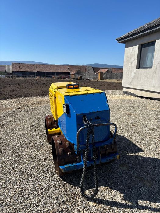 Inchiriez bobcat miniexcavator și basculanta 3.5t cilindru compactor