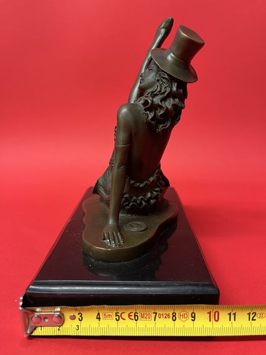 Бронзова статуя на дама-Танцьорка в кабаре