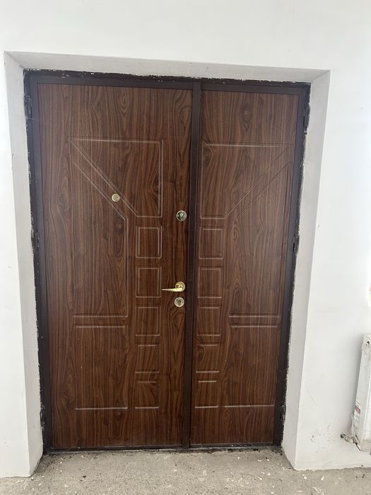 Vand usi noi din lemn masiv doar montate ,neutilizate