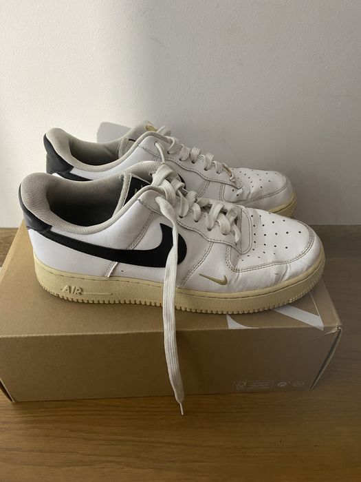 Nike Air Force 1 alb/negru cu detalii aurii – mărimea 40 – stare foarte bună