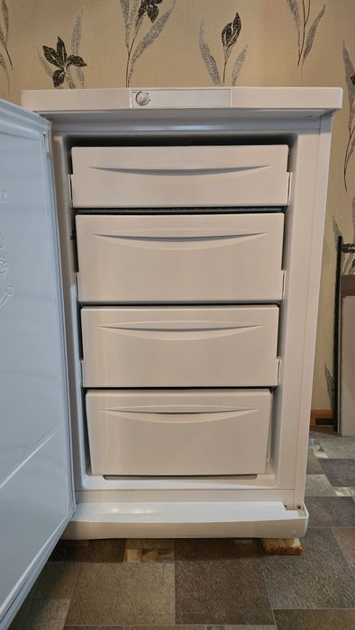 Морозильная камера  Indesit SFR 100