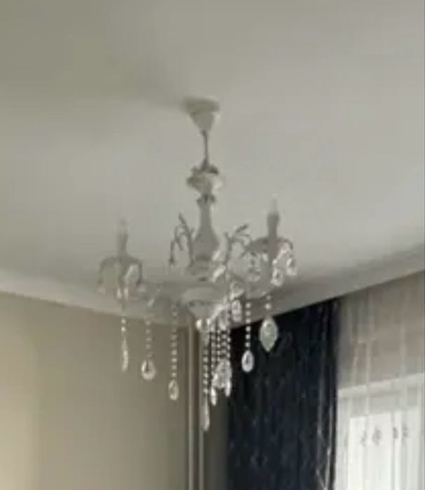 Продам люстры белые