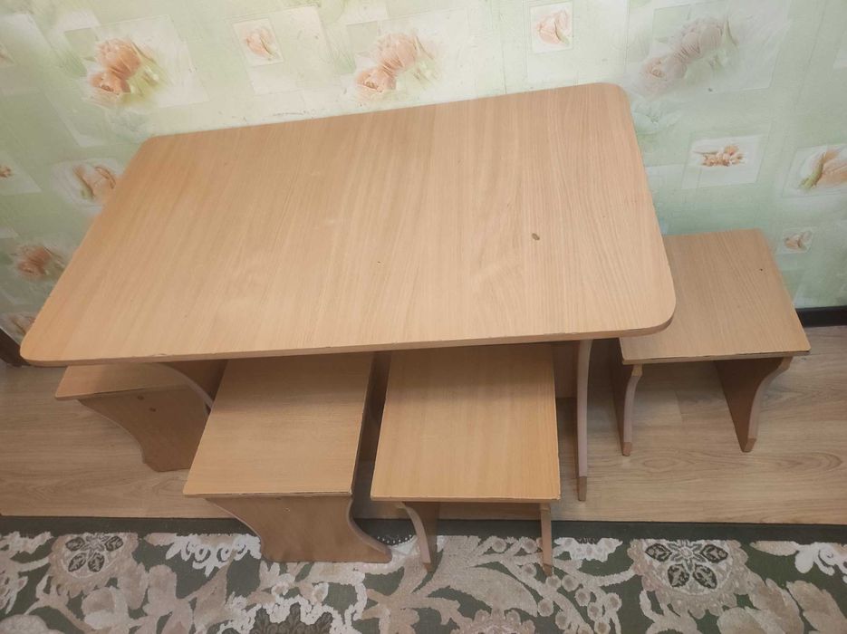 Кухонный стол с 4 стульями