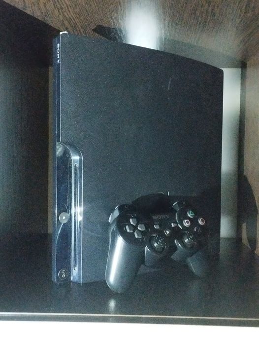 PlayStation 3 slim с 12 дисками  и двумя контроллерами.