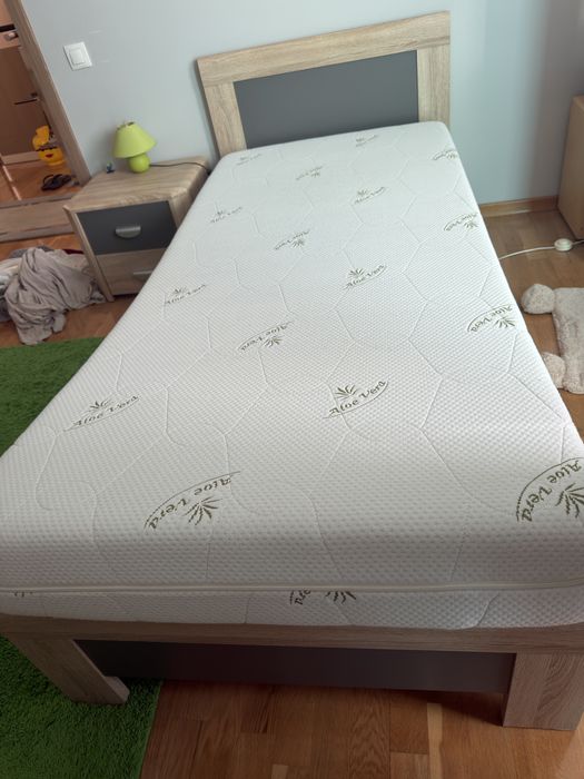 Set mobilier cameră: pat+ saltea + noptieră + comodă