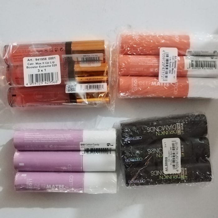 Vând lot produse cosmetice essence și catrice