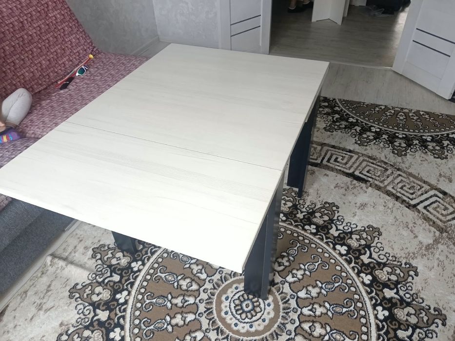 Продам стол раздвижной очень крепкий