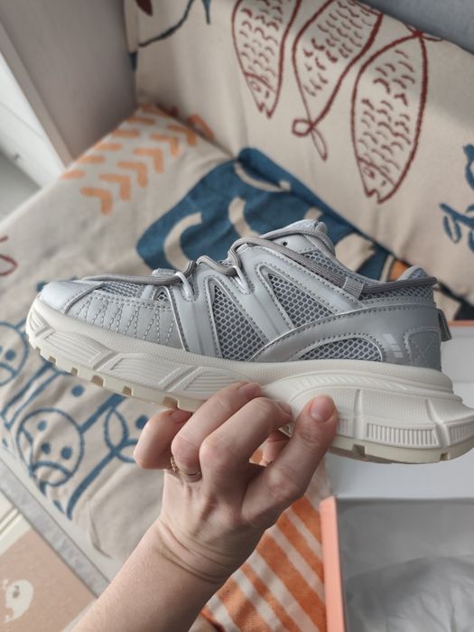 Продам новые кроссовки 38 рр